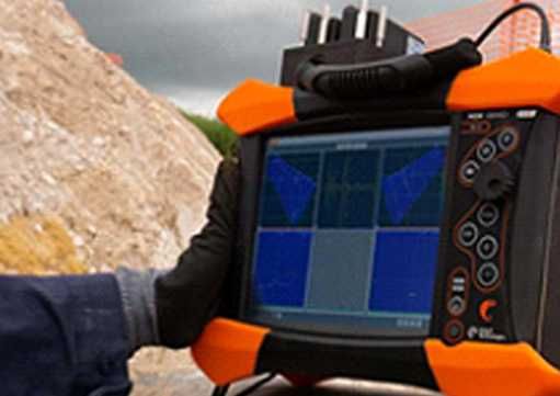 Phased array ultrasonic testing device in the field